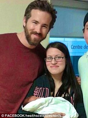 Blake Lively e Ryan Reynolds visitano un reparto pediatrico: Ecco le tenere immagini