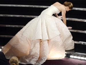 Jennifer Lawrence cade, ma con abito Dior