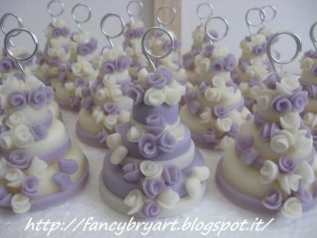 Mini wedding cake: lilla e bianco con rose e farfalle