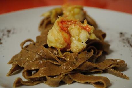 Tagliatelle al caffè con scampi e arance