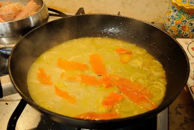 Tagliatelle al caffè con scampi e arance