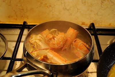 Tagliatelle al caffè con scampi e arance