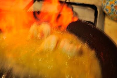 Tagliatelle al caffè con scampi e arance