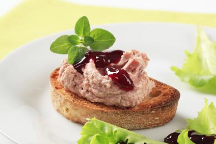 Crostini di mousse di prosciutto e uova