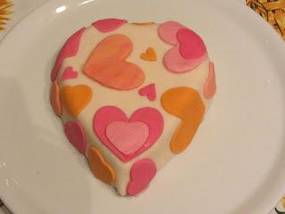 Passo passo torta zebbrata rosa a forma di cuore