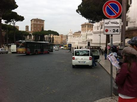 Furgonopoli a Piazza Venezia. Grazie a Roma fa Schifo il problema si risolve. Anzi no