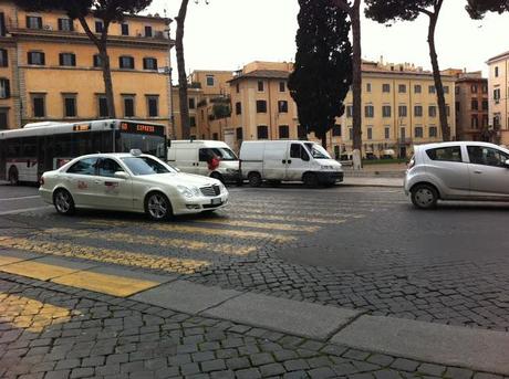 Furgonopoli a Piazza Venezia. Grazie a Roma fa Schifo il problema si risolve. Anzi no