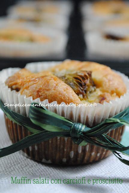 Muffin salati con carciofi e prosciutto crudo