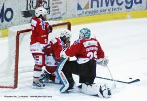 Hockey su ghiaccio: Asiago travolge i Campioni d’Italia del Bolzano e vola in semifinale. Passano anche il Valpusteria e la Valpellice. Un grande Cortina porta il Renon a Gara 7! (by Vito De Romeo)