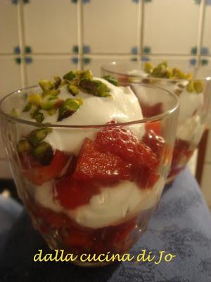 Fragole in coppa con Chantilly e pistacchi