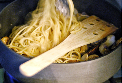 LA RICETTA DELLA DOMENICA: SPAGHETTI ALLE VONGOLE CON QUALCOSA IN PIU'