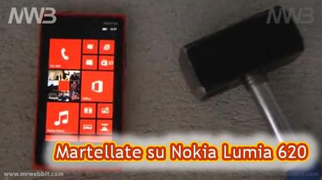 Rompere Nokia Lumia 920 con un martello