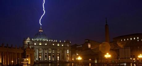 La Chiesa senza Papa e il fulmine di “Ritorno al Futuro” su San Pietro