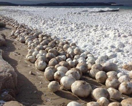 Le sfere di ghiaccio sulle rive del lago Michigan