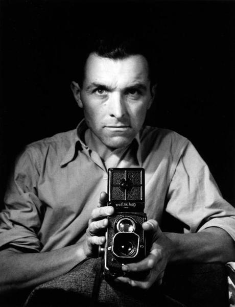 Robert Doisneau, Autoportrait au Rolleiflex, 1947 - copyright © atelier Robert Doisneau Robert Doisneau: il Fotografo di Parigi
