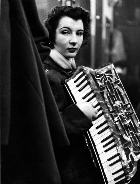 Robert Doisneau, La ballata di Pierrette d'Orient, 1953 - copyright © atelier Robert Doisneau Robert Doisneau: il Fotografo di Parigi
