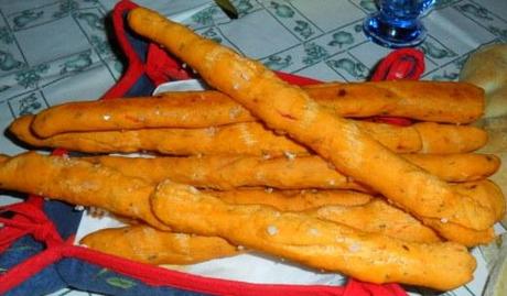 grissini fatti con la pasta della pizza al pomodoro