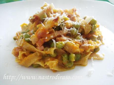 Pasta fresca alle carote e mandorle (senza uovo) condita con crema di zucca, piselli e guanciale