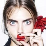 Cara Delavingne, la “it girl” che ha conquistato la moda a suon di boccacce