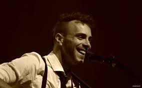 TAGLIO DI CAPELLI DI Asaf Avidan 2013 IL POPOLARE CANTANTE - RASATI A ZERO LATERALMENTE