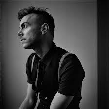 TAGLIO DI CAPELLI DI Asaf Avidan 2013 IL POPOLARE CANTANTE - RASATI A ZERO LATERALMENTE