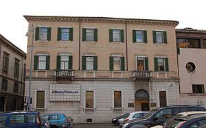 Italiano: Sede principale della Banca Popolare...