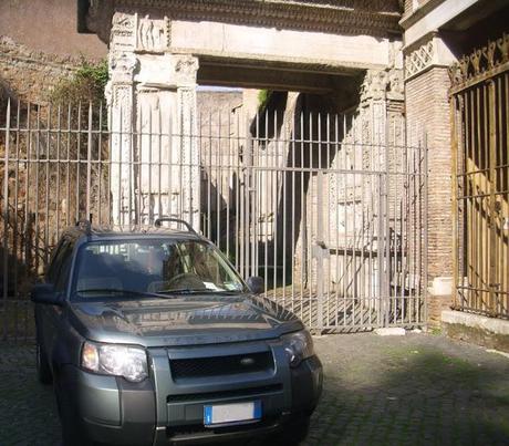 IL MEGASUV PARCHEGGIATO DAVANTI AL MONUMENTO: BENVENUTI A BURINOPOLI! VOGLIAMO TOLLERANZA ZERO PER GLI ZORI