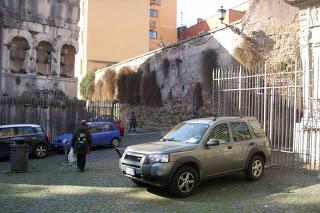 IL MEGASUV PARCHEGGIATO DAVANTI AL MONUMENTO: BENVENUTI A BURINOPOLI! VOGLIAMO TOLLERANZA ZERO PER GLI ZORI