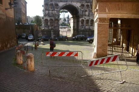 IL MEGASUV PARCHEGGIATO DAVANTI AL MONUMENTO: BENVENUTI A BURINOPOLI! VOGLIAMO TOLLERANZA ZERO PER GLI ZORI