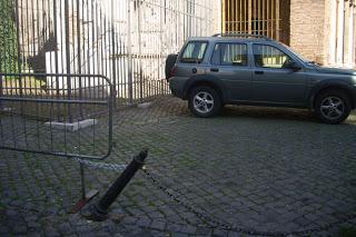 IL MEGASUV PARCHEGGIATO DAVANTI AL MONUMENTO: BENVENUTI A BURINOPOLI! VOGLIAMO TOLLERANZA ZERO PER GLI ZORI