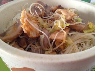 Ancora cucina quasi cinese: vermicelli di riso con tacchino, champignon e porro