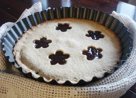 Crostata di farro e mandorle farcita con confettura extra di fragole