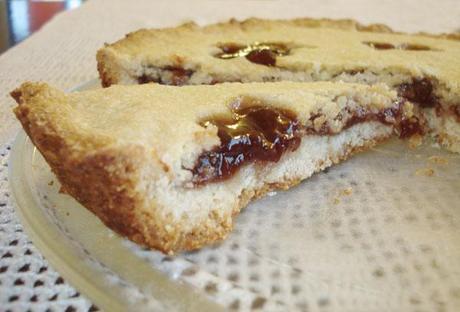 Crostata di farro e mandorle farcita con confettura extra di fragole