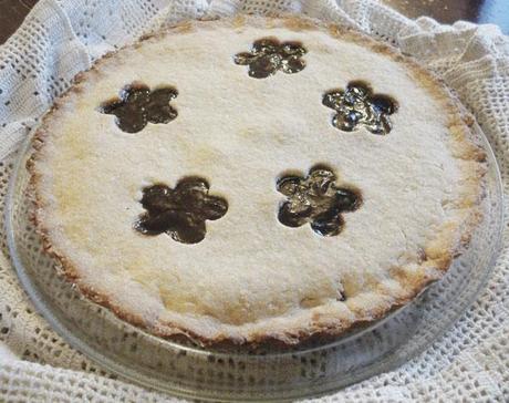 Crostata di farro e mandorle farcita con confettura extra di fragole