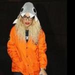 Rita Ora a Sydney con un cappello a forma di squalo