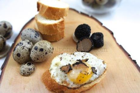 Il quinto gusto: Crostini con uova di quaglia, grana e tartufo nero