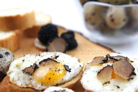 Il quinto gusto: Crostini con uova di quaglia, grana e tartufo nero