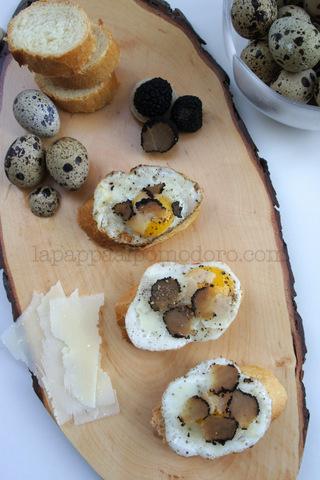 Il quinto gusto: Crostini con uova di quaglia, grana e tartufo nero