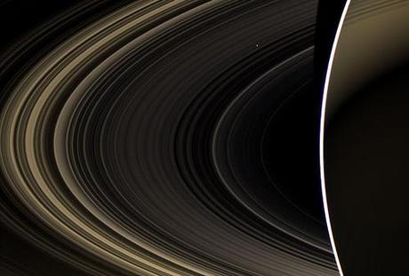 Venere tra gli anelli di Saturno by Cassini
