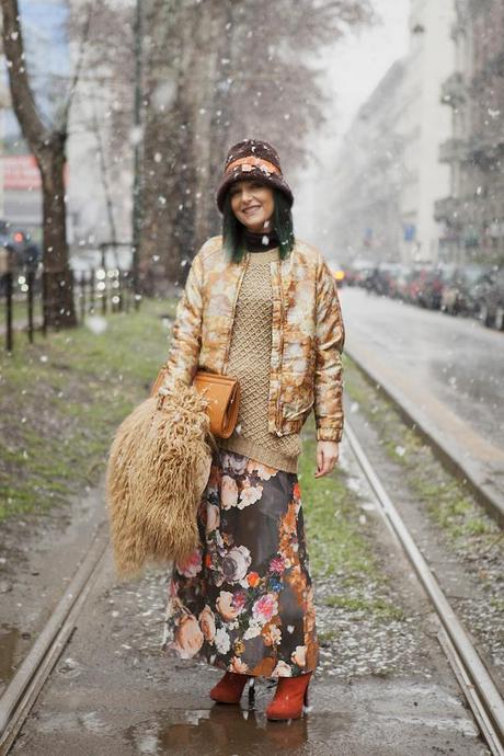 smilingischic, fashion blog, flowers, mix and match, outfit sotto la neve, brown and orange, flowers in the snow, via Piave, imperial, bomber H&M , 