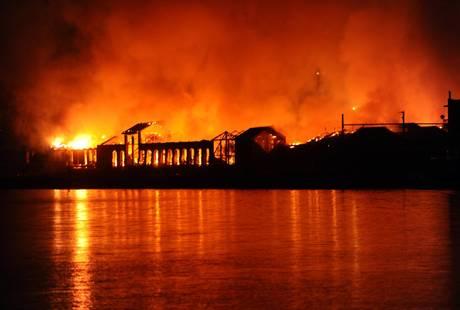 Un incendio distrugge la Città della scienza