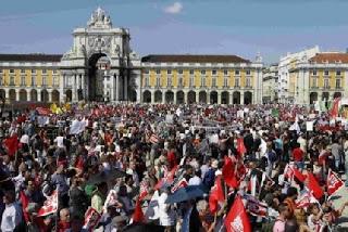 Portogallo protesta in piazza: “Che la troika si fotta”