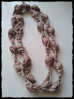 Statement Necklace: Collana con puff stitch beige