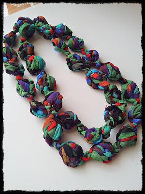 Statement Necklace: Collana multicolor con puff stitch