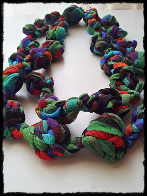 Statement Necklace: Collana multicolor con puff stitch