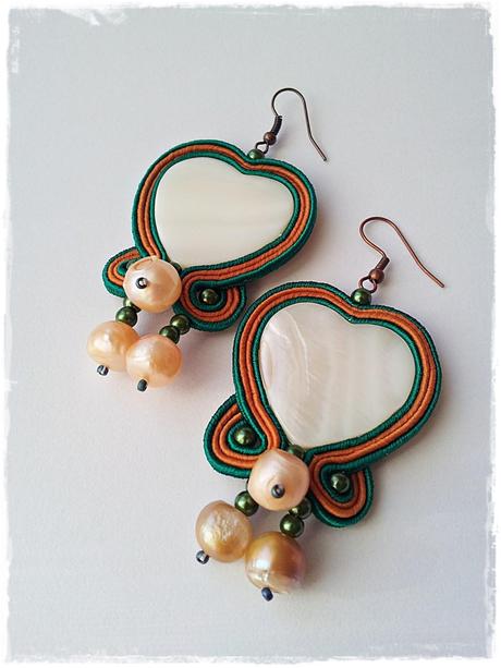 Orecchini Soutache: madreperla e cuori