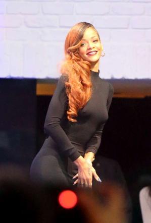 Rihanna lancia la sua prima linea di abbigliamento e non indossa il reggiseno: Ecco le foto
