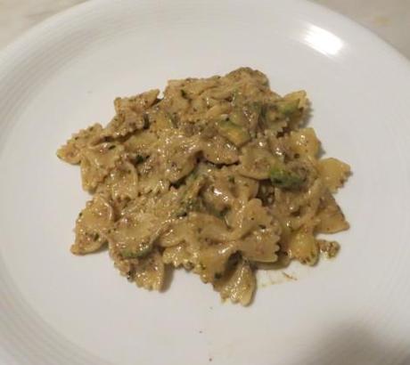 Farfalle al pesto, paté di olive e zucchine