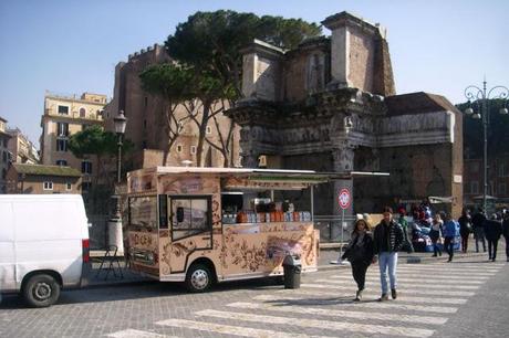 VIA DEI FORI IMPERIALI TOTALMENTE INFESTATA DA STRACCIAROLI E PANINARI. L'ORGOGLIO CAFONE ROMANO ALL'ENNESIMA POTENZA! PER I TURISTI IMPOSSIBILE ANCHE SOLO FOTOGRAFARE I MONUMENTI