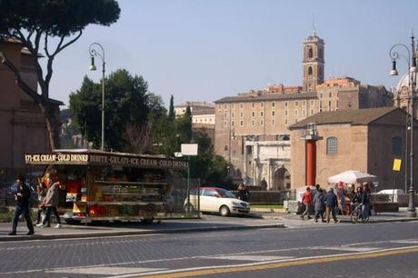 VIA DEI FORI IMPERIALI TOTALMENTE INFESTATA DA STRACCIAROLI E PANINARI. L'ORGOGLIO CAFONE ROMANO ALL'ENNESIMA POTENZA! PER I TURISTI IMPOSSIBILE ANCHE SOLO FOTOGRAFARE I MONUMENTI